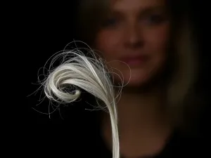 czy włosy mogą zacząć się kręcić z wiekiem